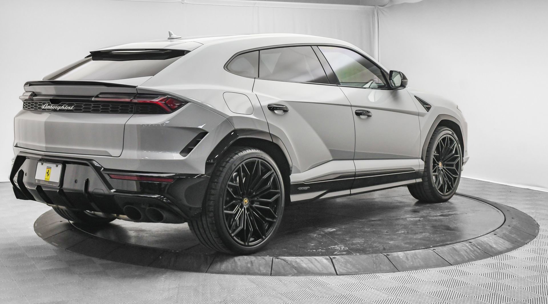 Used 2025 Lamborghini Urus SE image 10