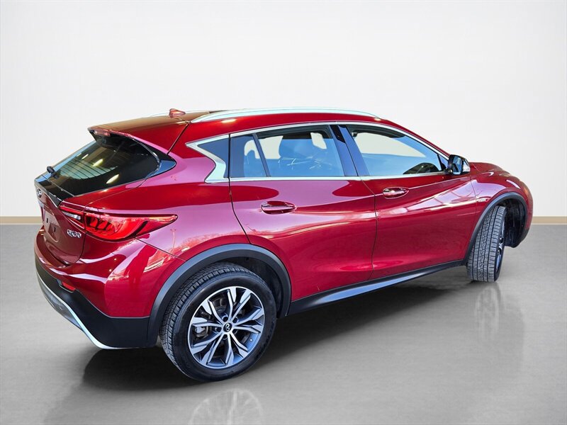 Used 2017 INFINITI QX30 Luxury w/ Cargo Package image 4