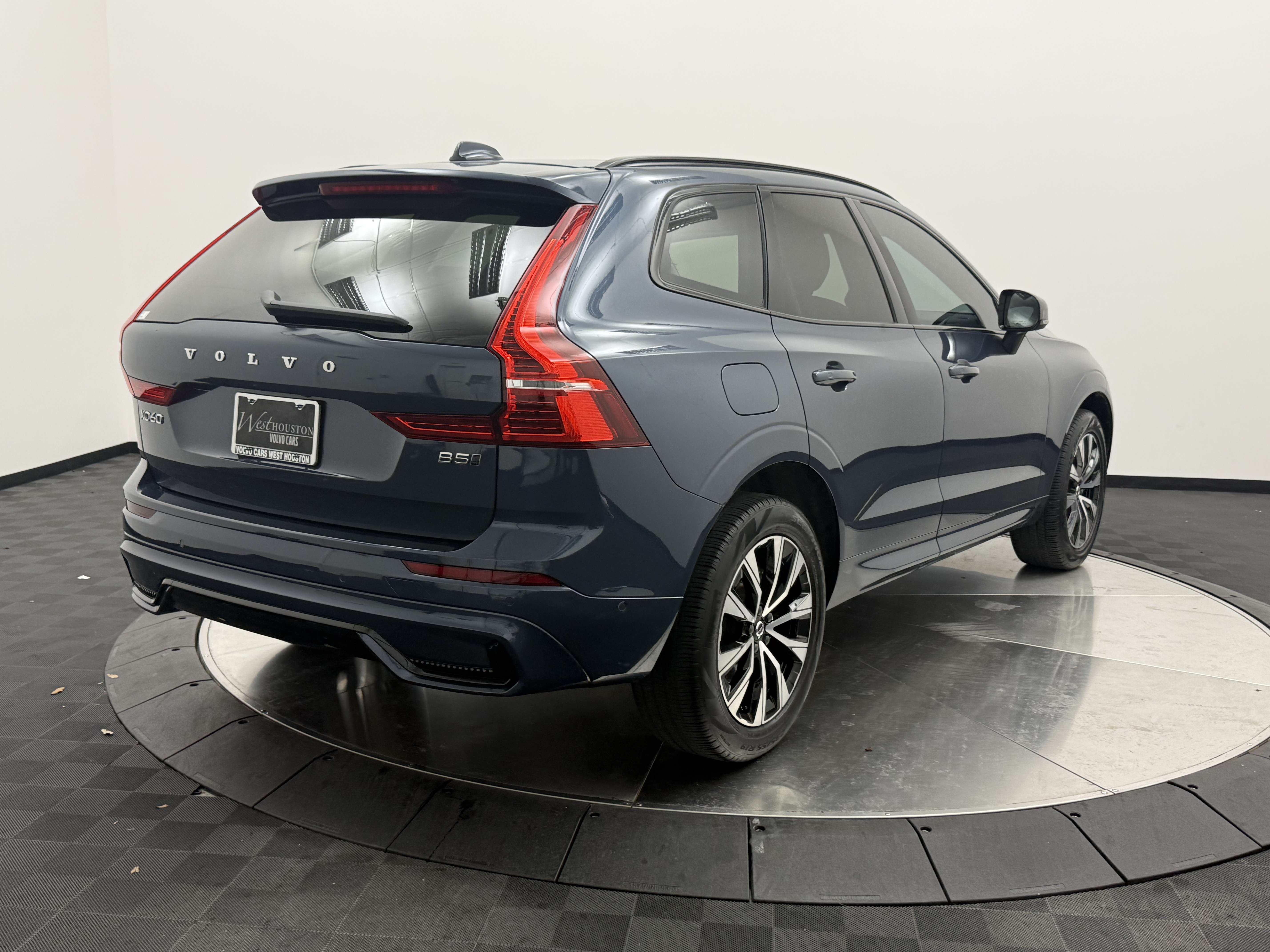 Used 2024 Volvo XC60 B5 Plus w/ Climate Package AWD/4WD image 7
