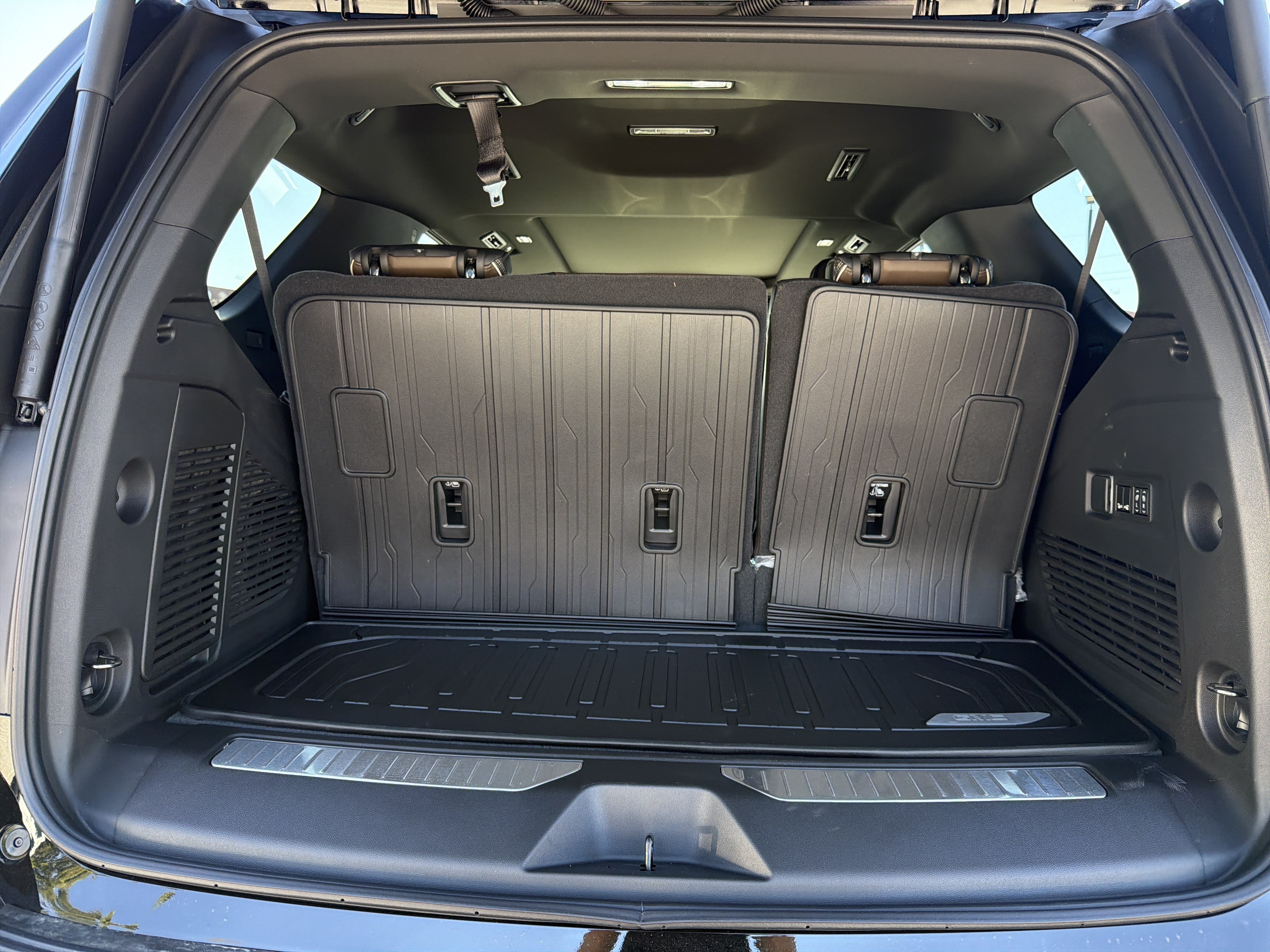 New 2026 GMC Yukon Denali Ultimate w/ LPO, Floor Liner Package AWD/4WD image 19