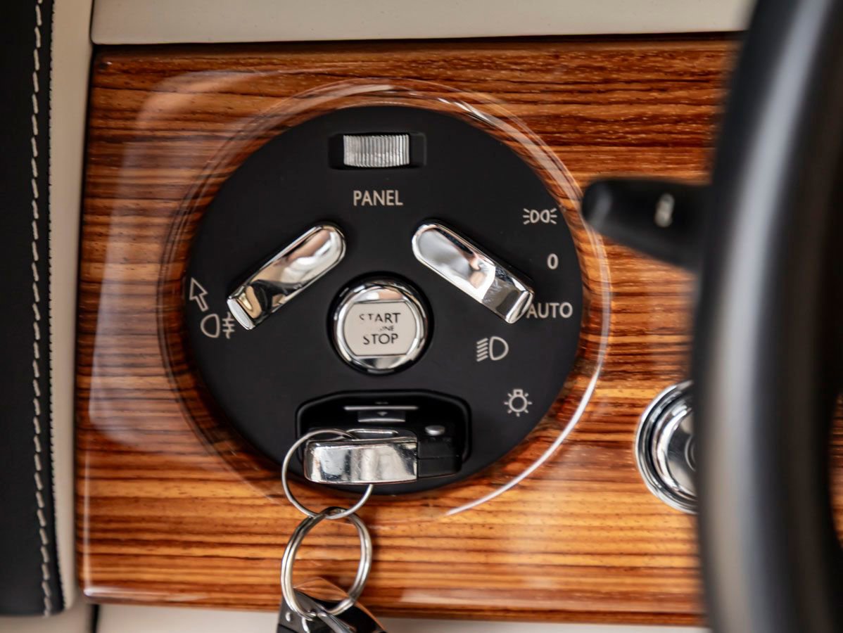 Used 2015 Rolls-Royce Phantom Drophead Coupe image 19