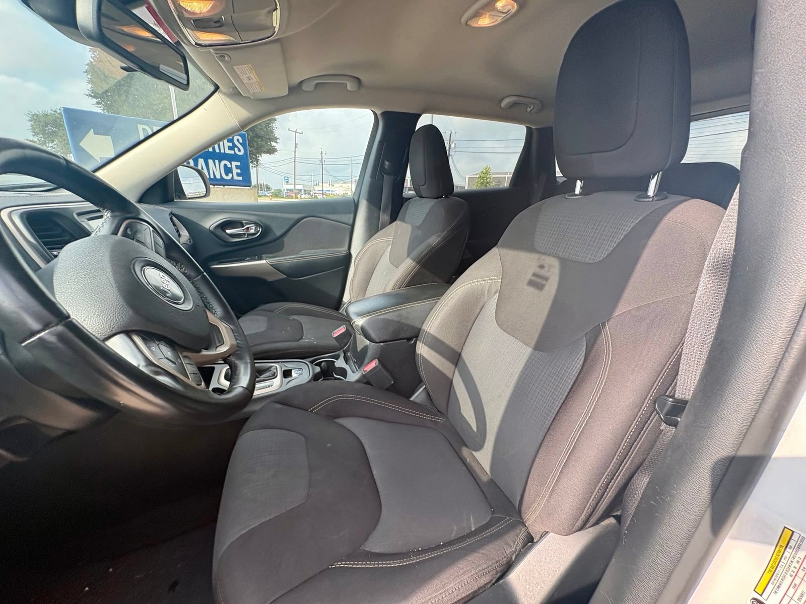 Used 2017 Jeep Cherokee Latitude w/ Safety/Convenience Group FWD image 14