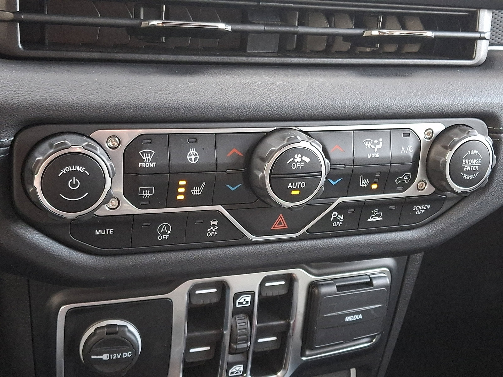 Used 2024 Jeep Wrangler Unlimited Rubicon w/ XTREMEE 35" Tire Package image 16