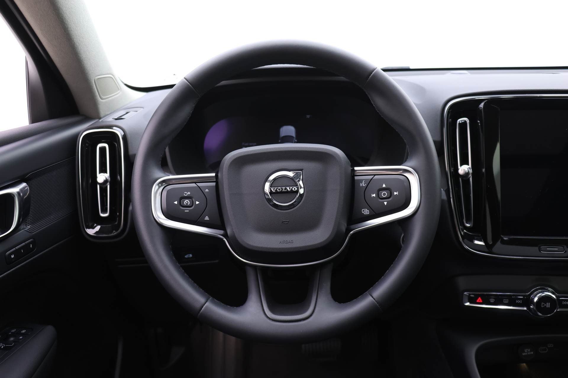 Certified 2024 Volvo XC40 B5 Plus image 17