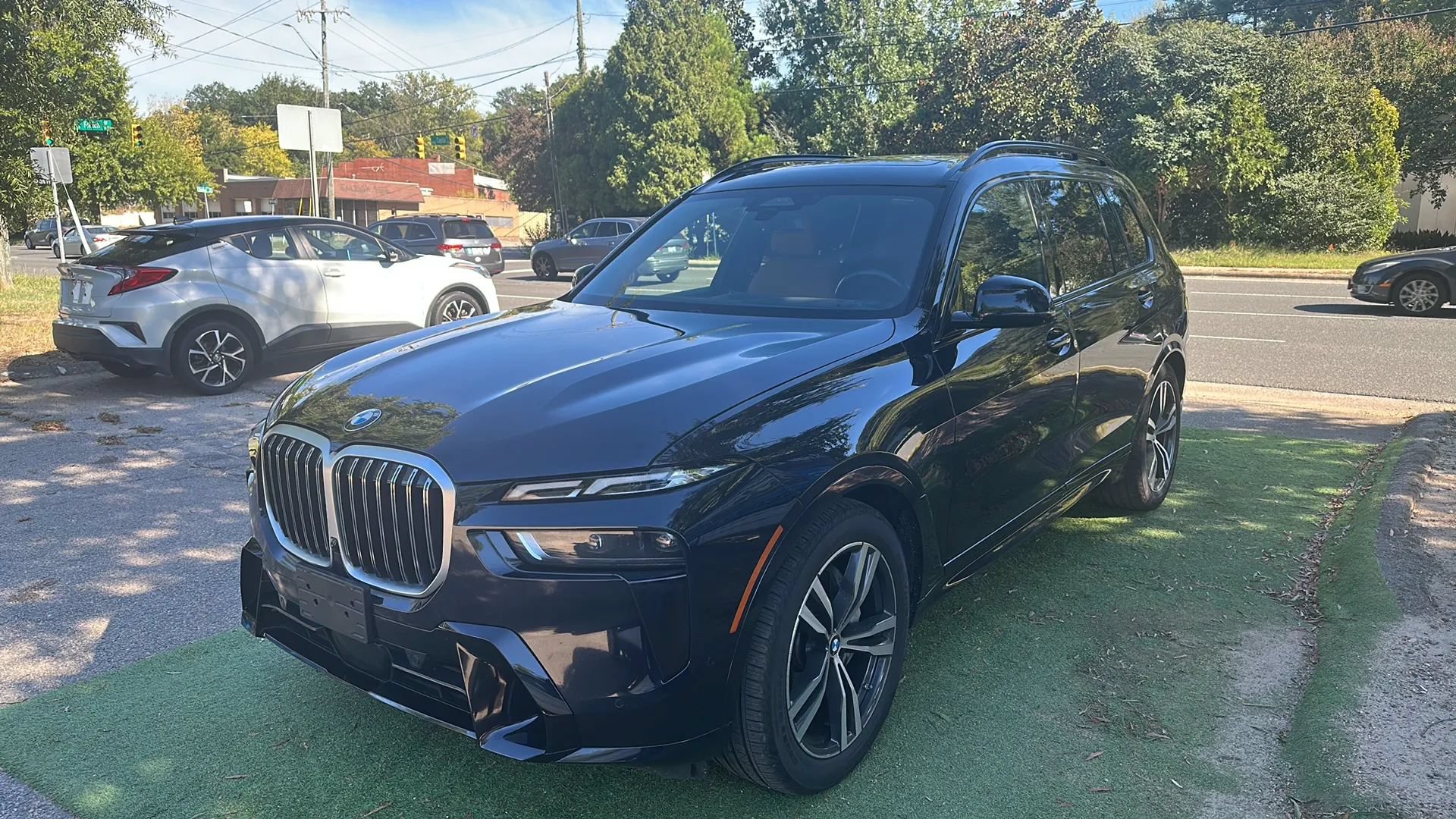 Used 2024 BMW X7 xDrive40i w/ M Sport Package AWD/4WD image 3