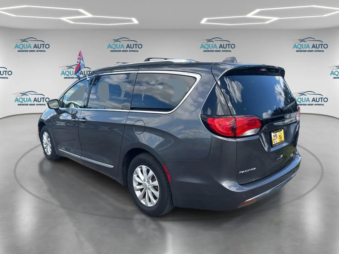 Used 2018 Chrysler Pacifica Touring-L image 7