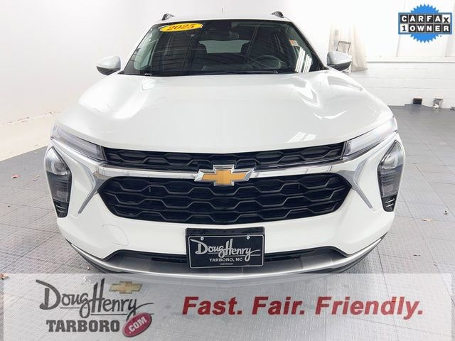 Used 2025 Chevrolet Trax LT w/ LT Convenience Package image 2