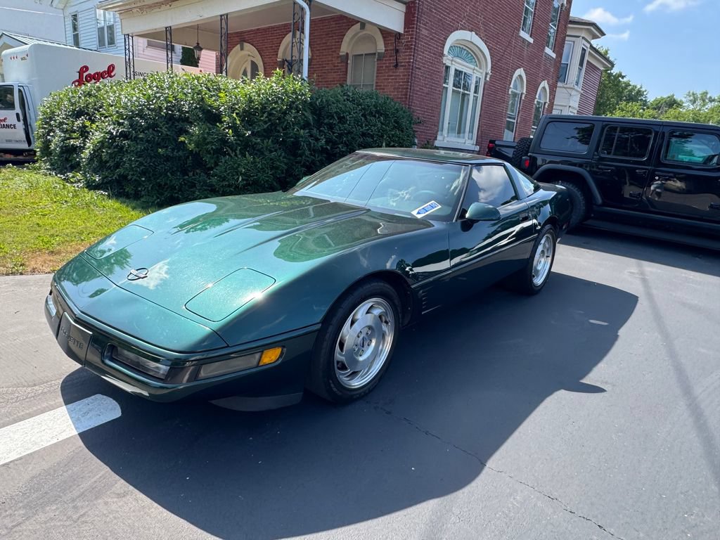 Used 1995 Chevrolet Corvette Coupe RWD image 2