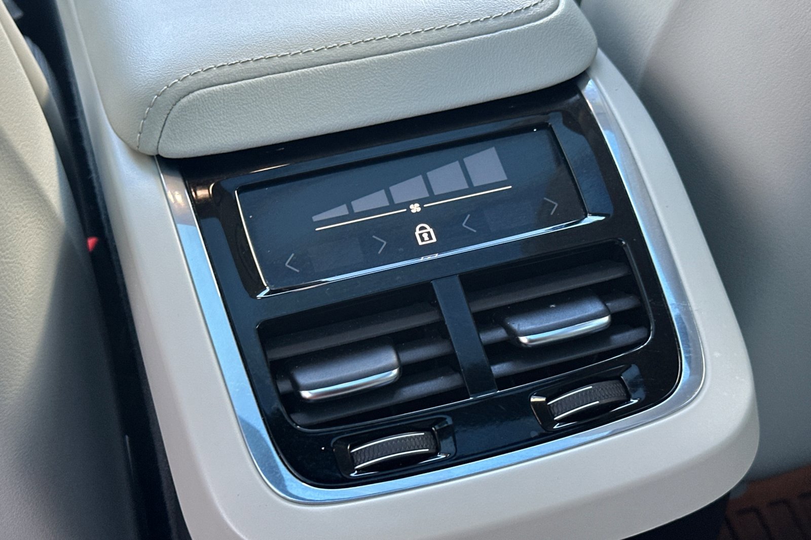 Certified 2023 Volvo XC60 B5 Ultimate w/ Protection Package Premier image 14