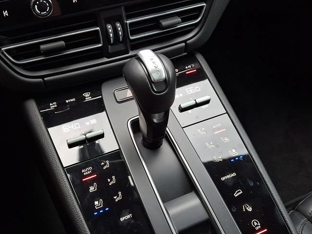Certified 2024 Porsche Macan AWD/4WD image 18