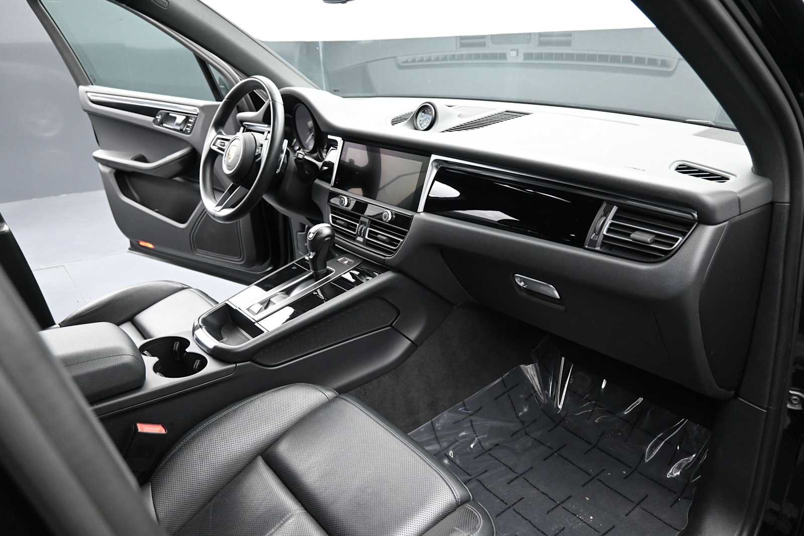 Certified 2024 Porsche Macan AWD/4WD image 20
