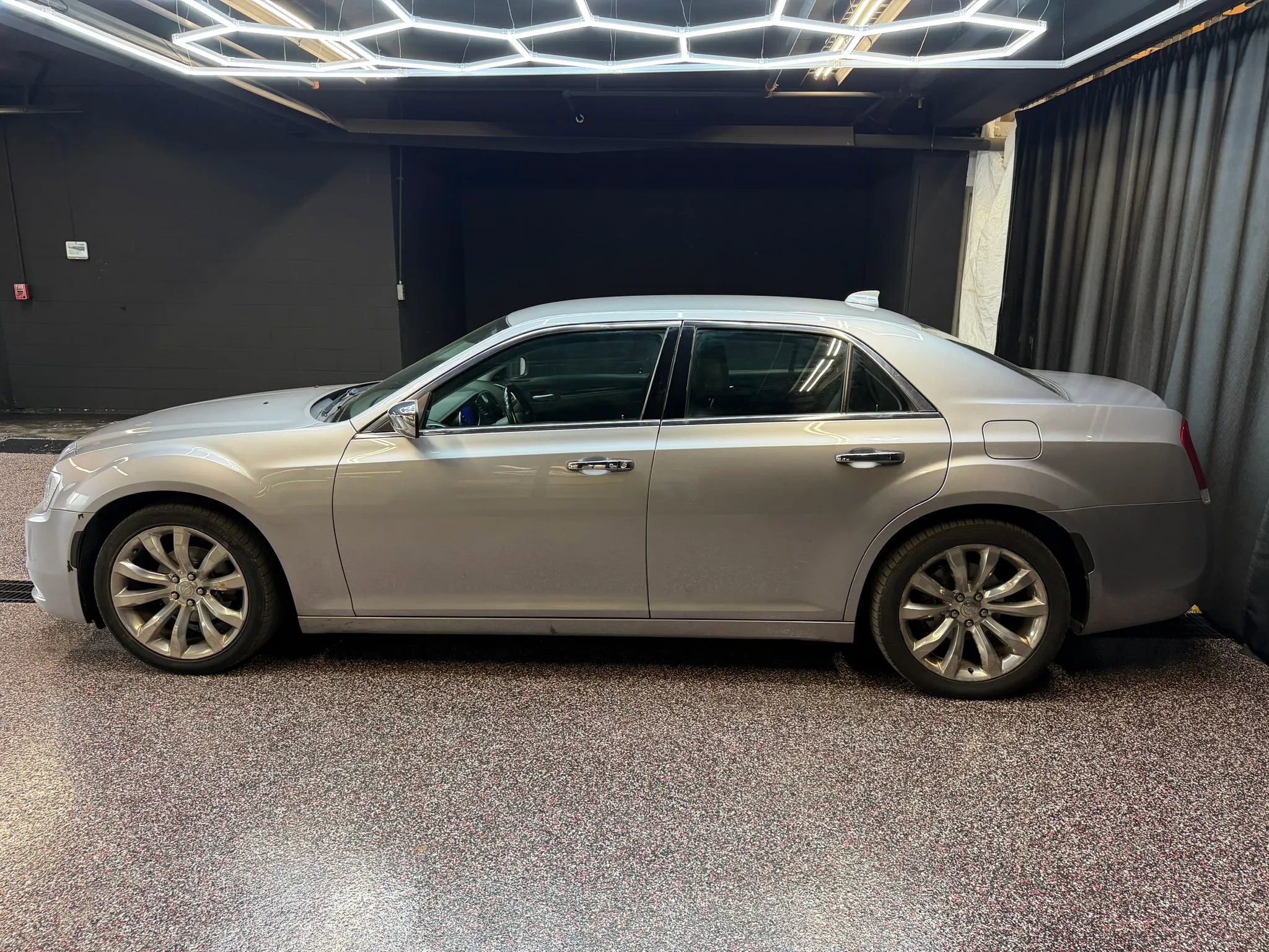 Used 2018 Chrysler 300 Limited RWD image 4