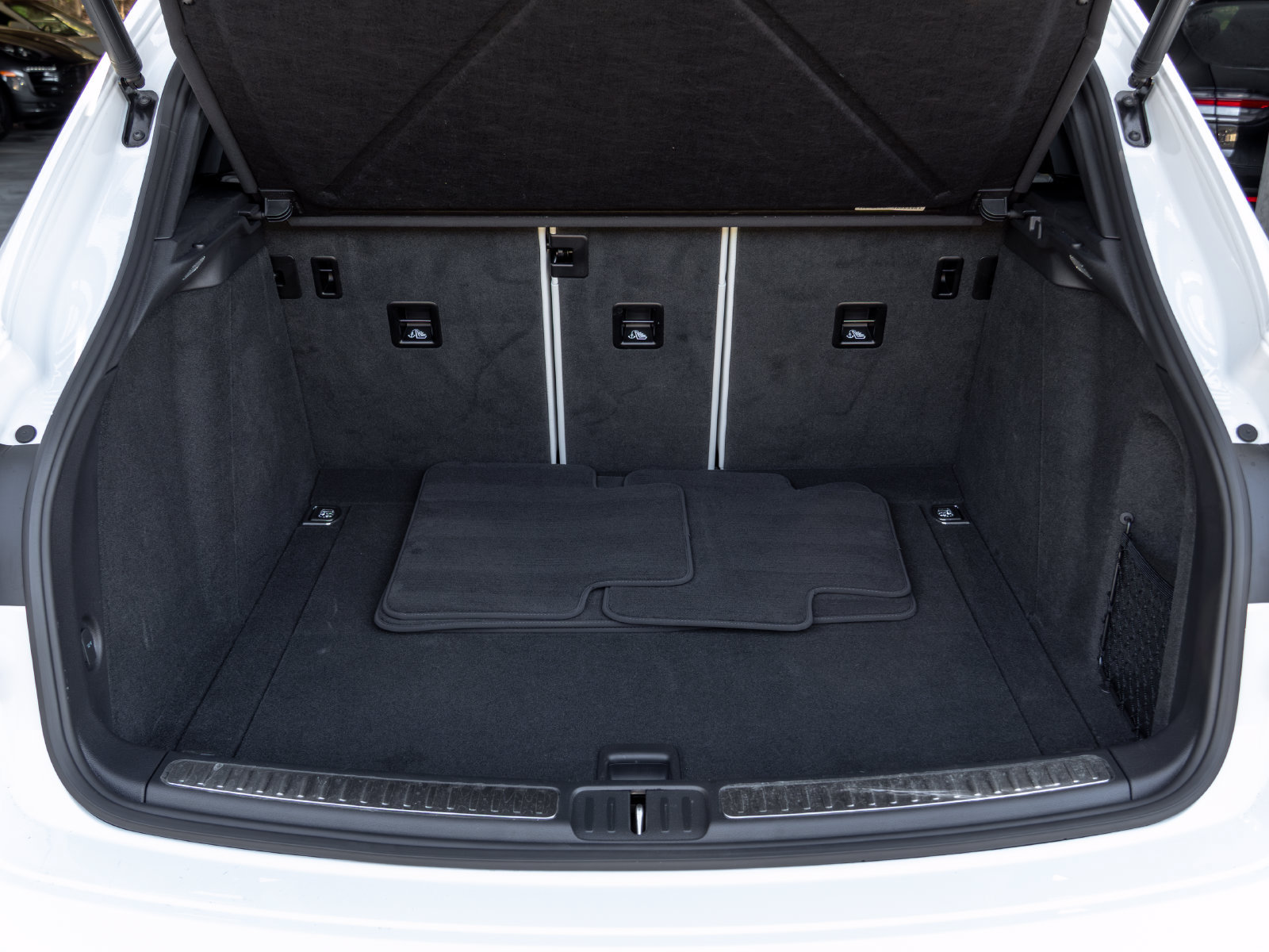 Certified 2025 Porsche Macan AWD/4WD image 46