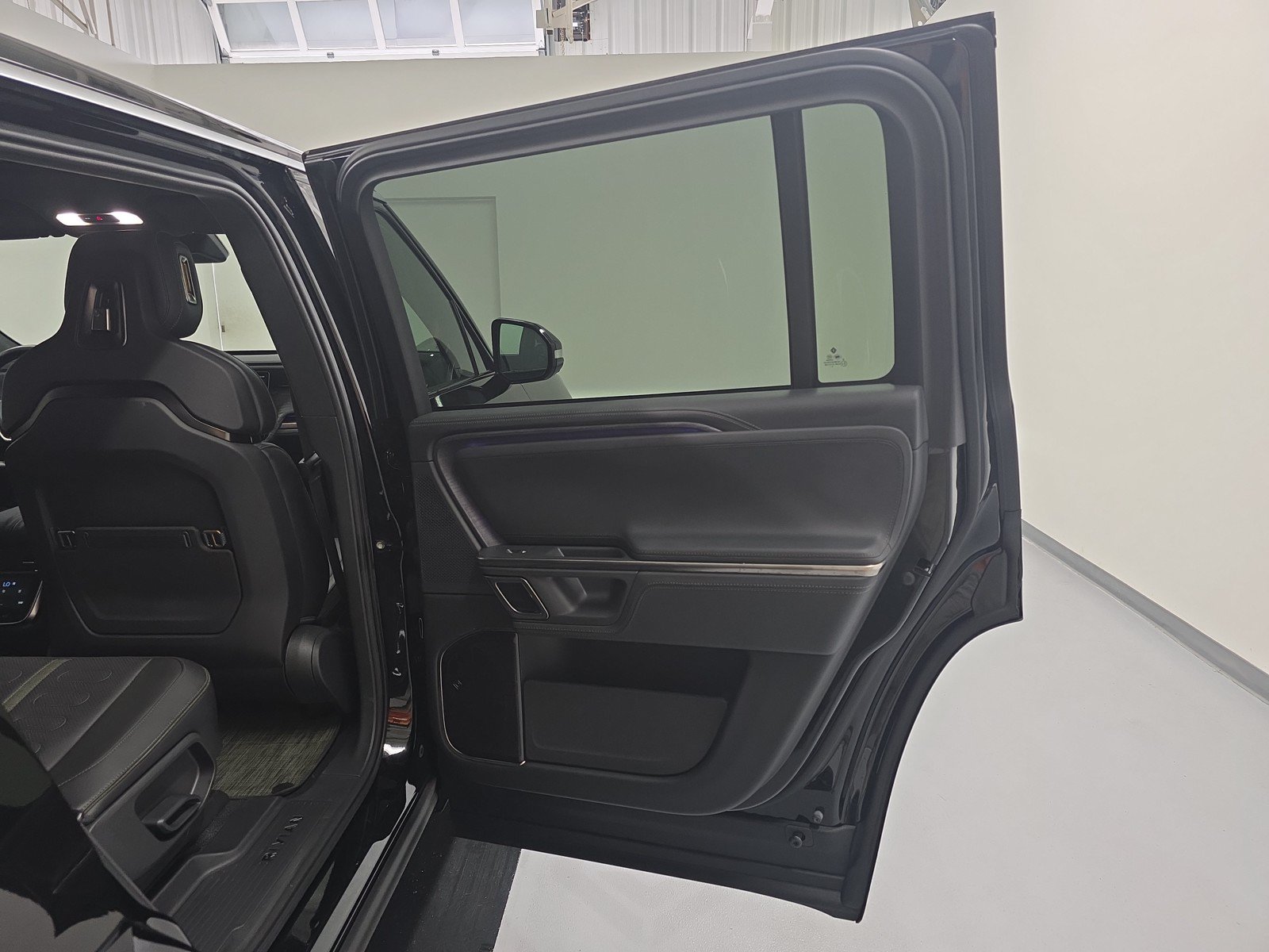 Used 2024 Rivian R1S Adventure AWD/4WD image 19