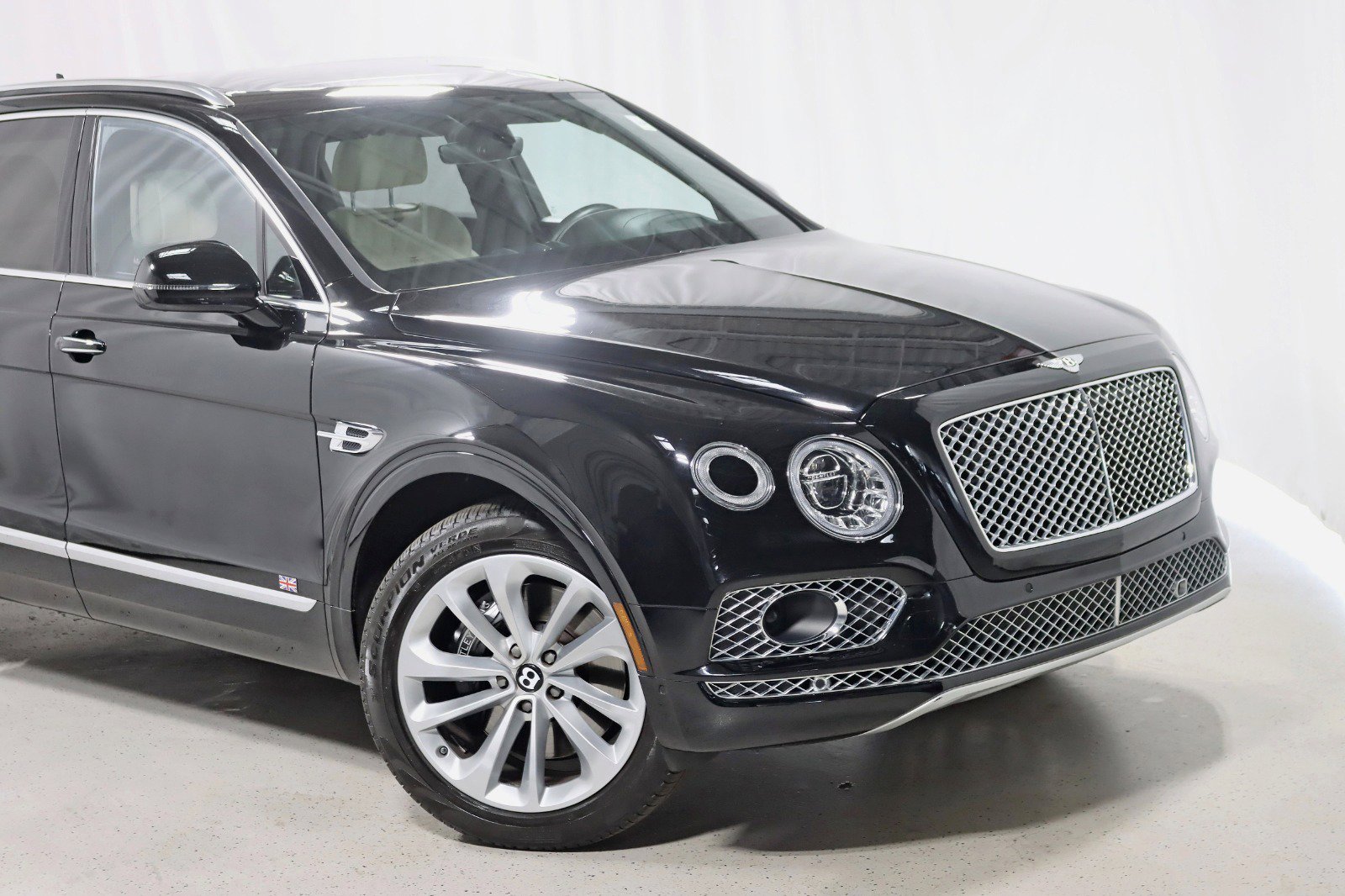 Used 2017 Bentley Bentayga image 2