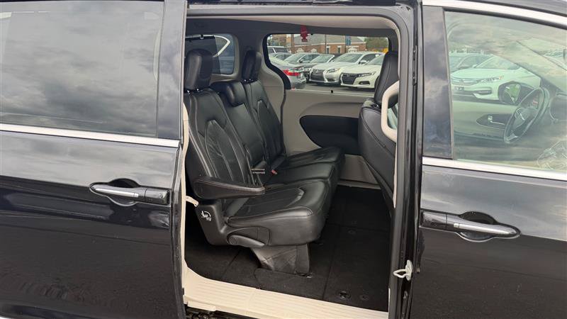 Used 2018 Chrysler Pacifica Touring-L FWD image 36