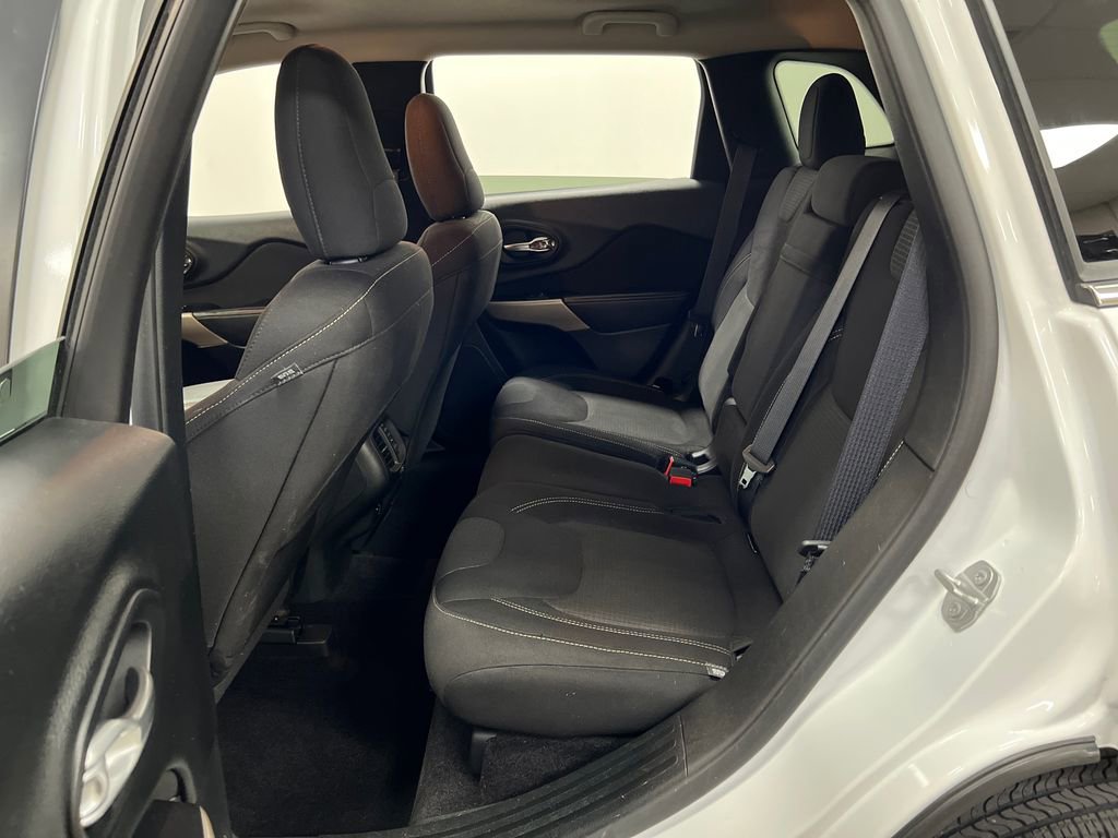 Used 2017 Jeep Cherokee Latitude w/ Safety/Convenience Group FWD image 26