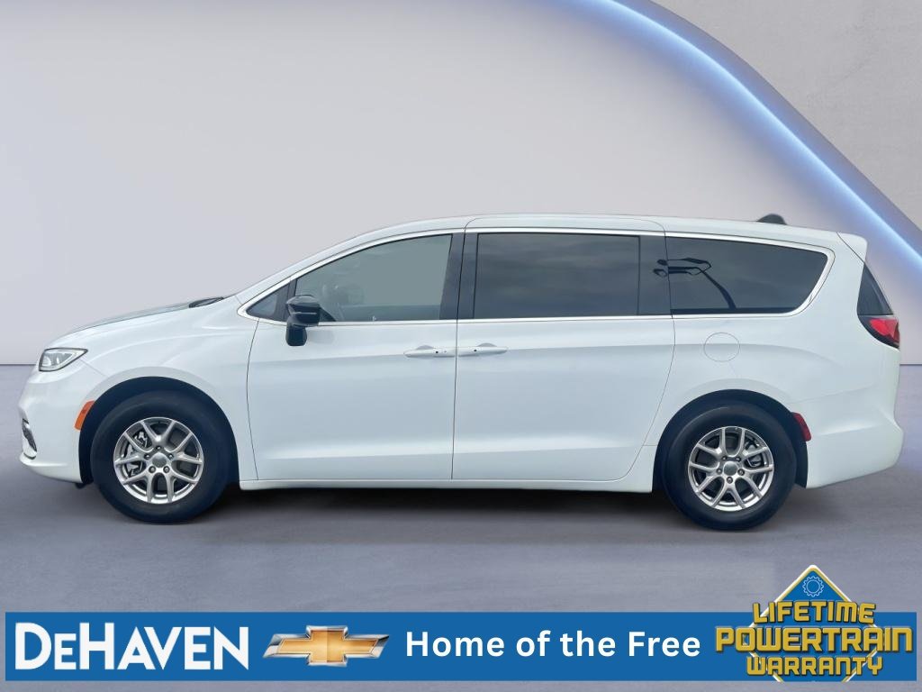 Used 2025 Chrysler Pacifica Select FWD image 3