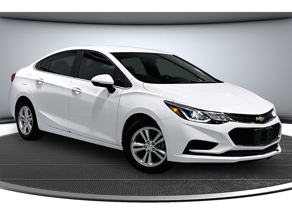 Used 2018 Chevrolet Cruze LT FWD image 2