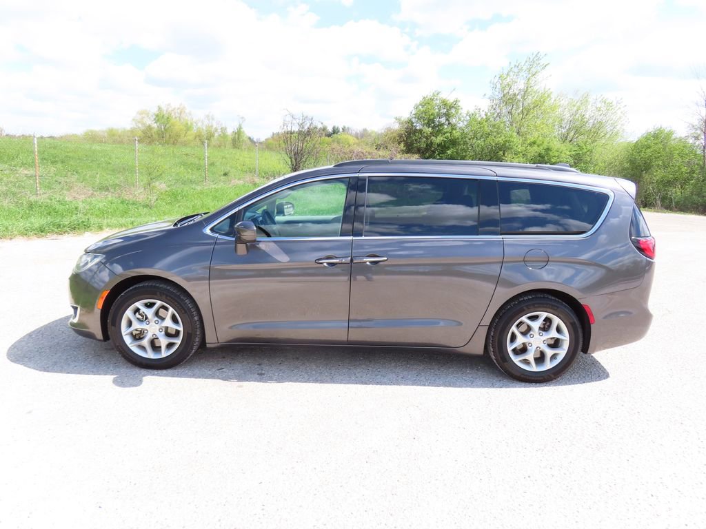 Used 2019 Chrysler Pacifica Touring Plus w/ Tire & Wheel Group FWD image 3
