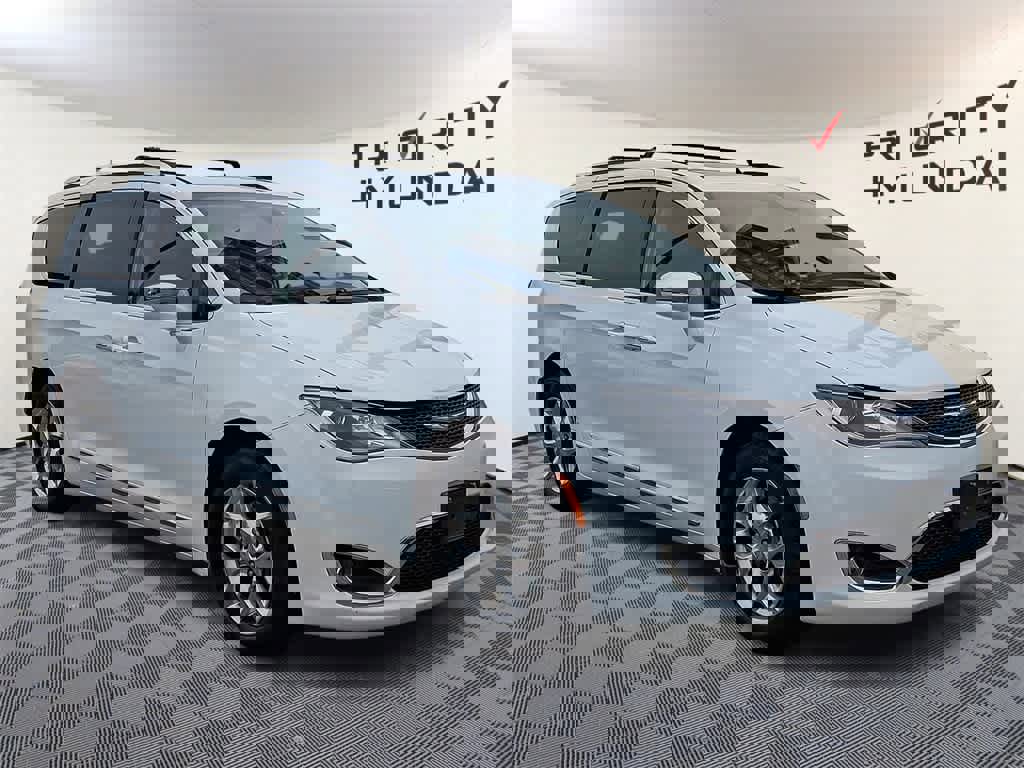 Used 2018 Chrysler Pacifica Limited image 3