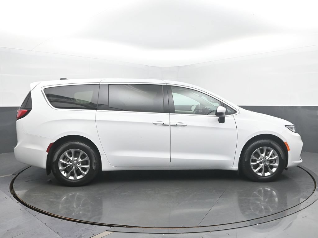 Used 2023 Chrysler Pacifica Touring-L AWD/4WD image 7
