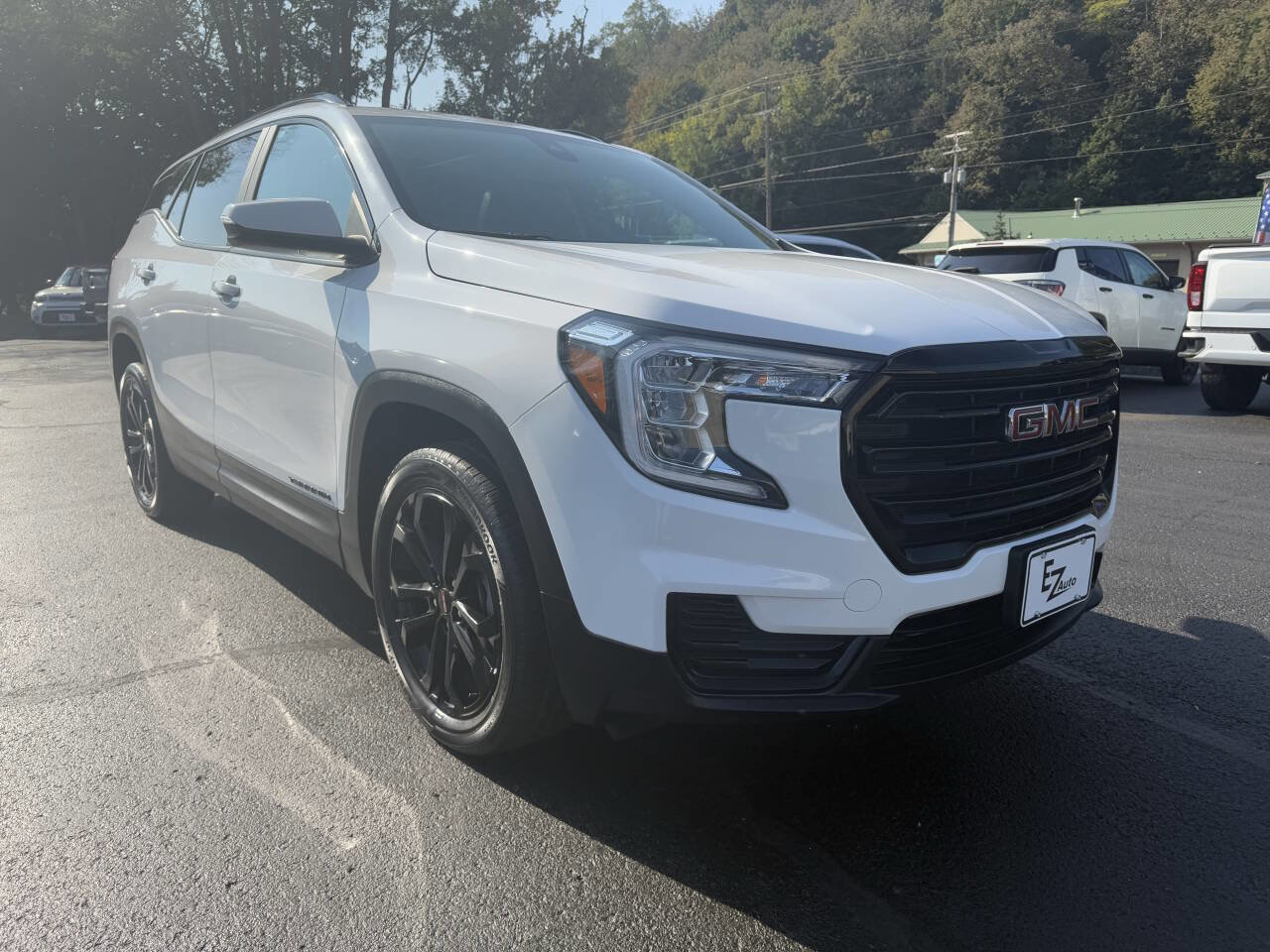 Used 2022 GMC Terrain SLE w/ Driver Convenience Package image 2