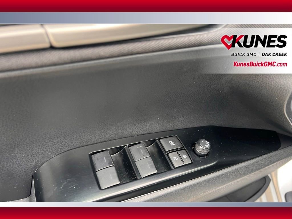 Used 2025 Toyota Camry SE image 8