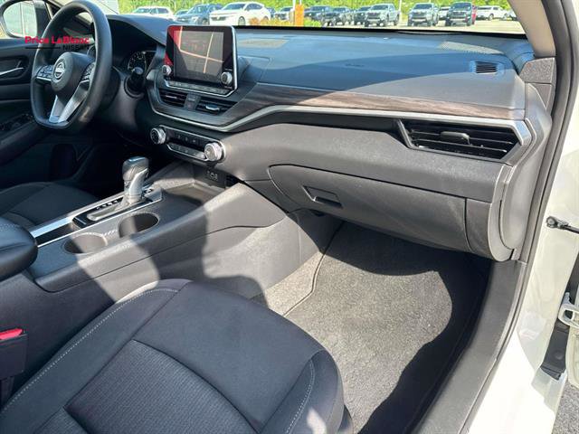 Used 2025 Nissan Altima 2.5 SV FWD image 12