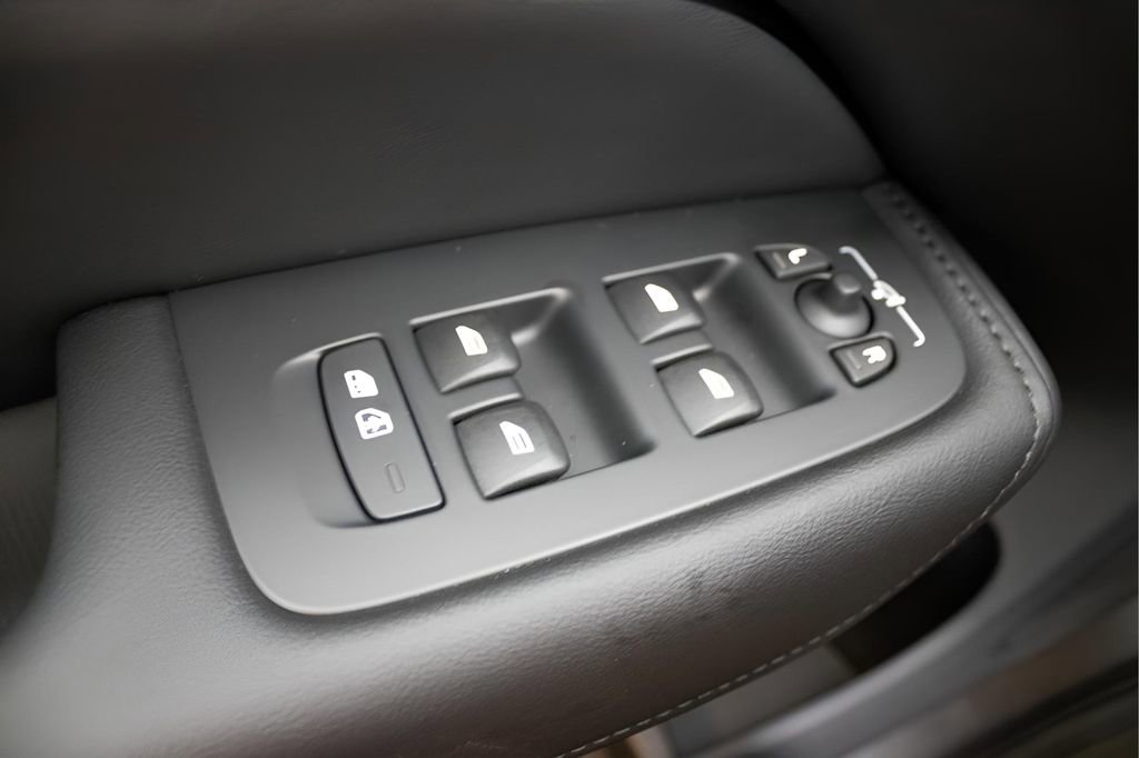 Certified 2025 Volvo XC60 T8 Plus w/ Protection Package Premier image 22