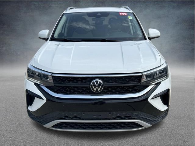 Used 2023 Volkswagen Taos SE FWD image 2