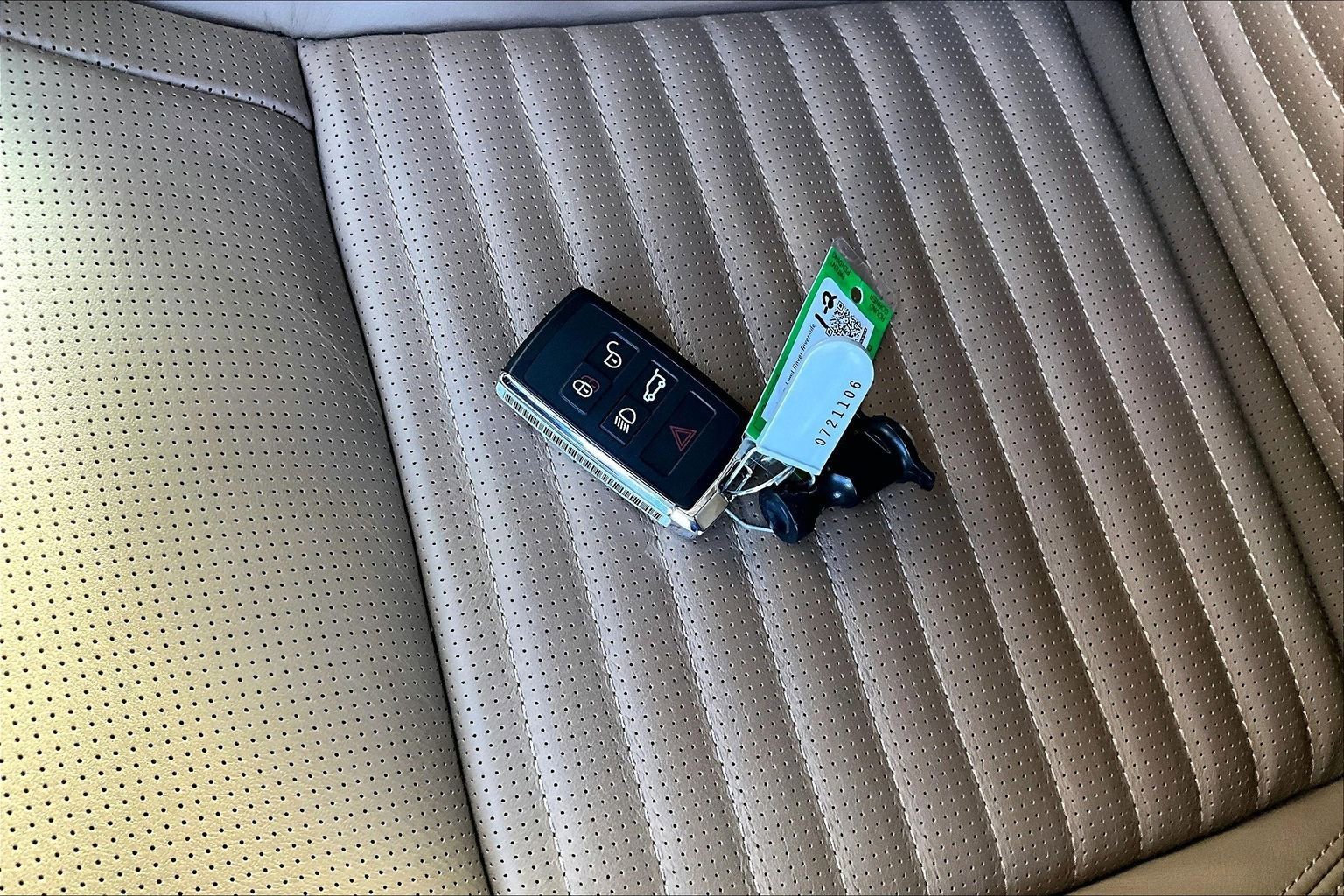 Used 2025 Land Rover Discovery Dynamic SE image 9