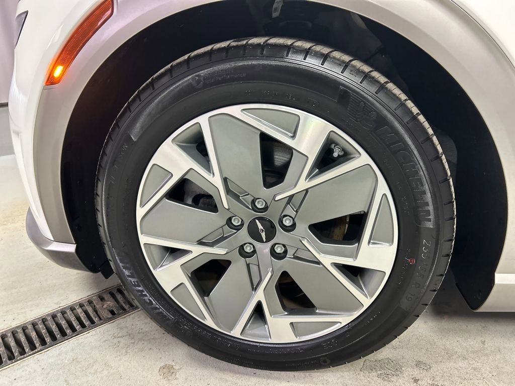 Used 2025 Genesis GV60 RWD image 9