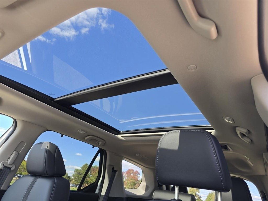 New 2025 Honda Pilot Touring image 3