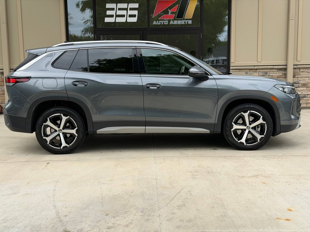 Used 2025 Volkswagen Tiguan SE AWD/4WD image 2