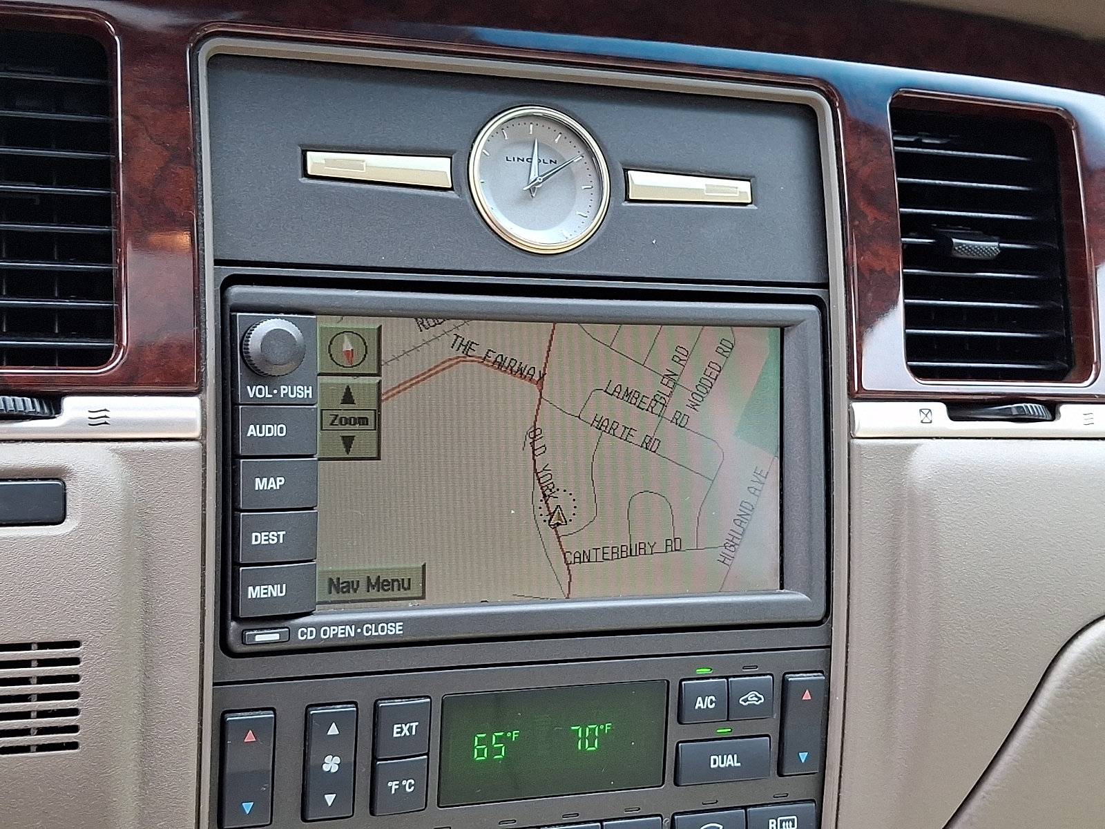 Used 2004 Lincoln Town Car Ultimate RWD image 17