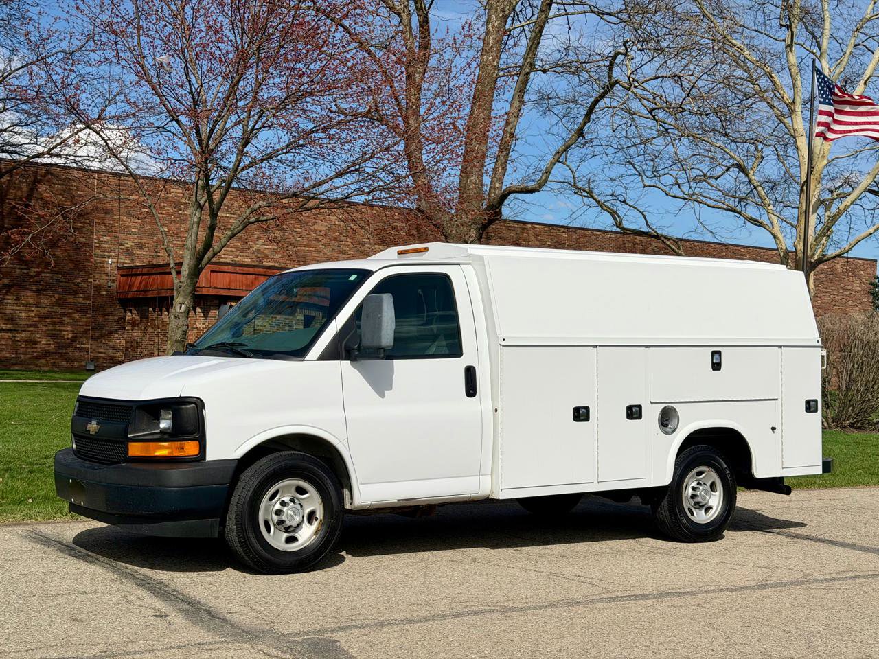 Used 2017 Chevrolet Express 3500 image 2