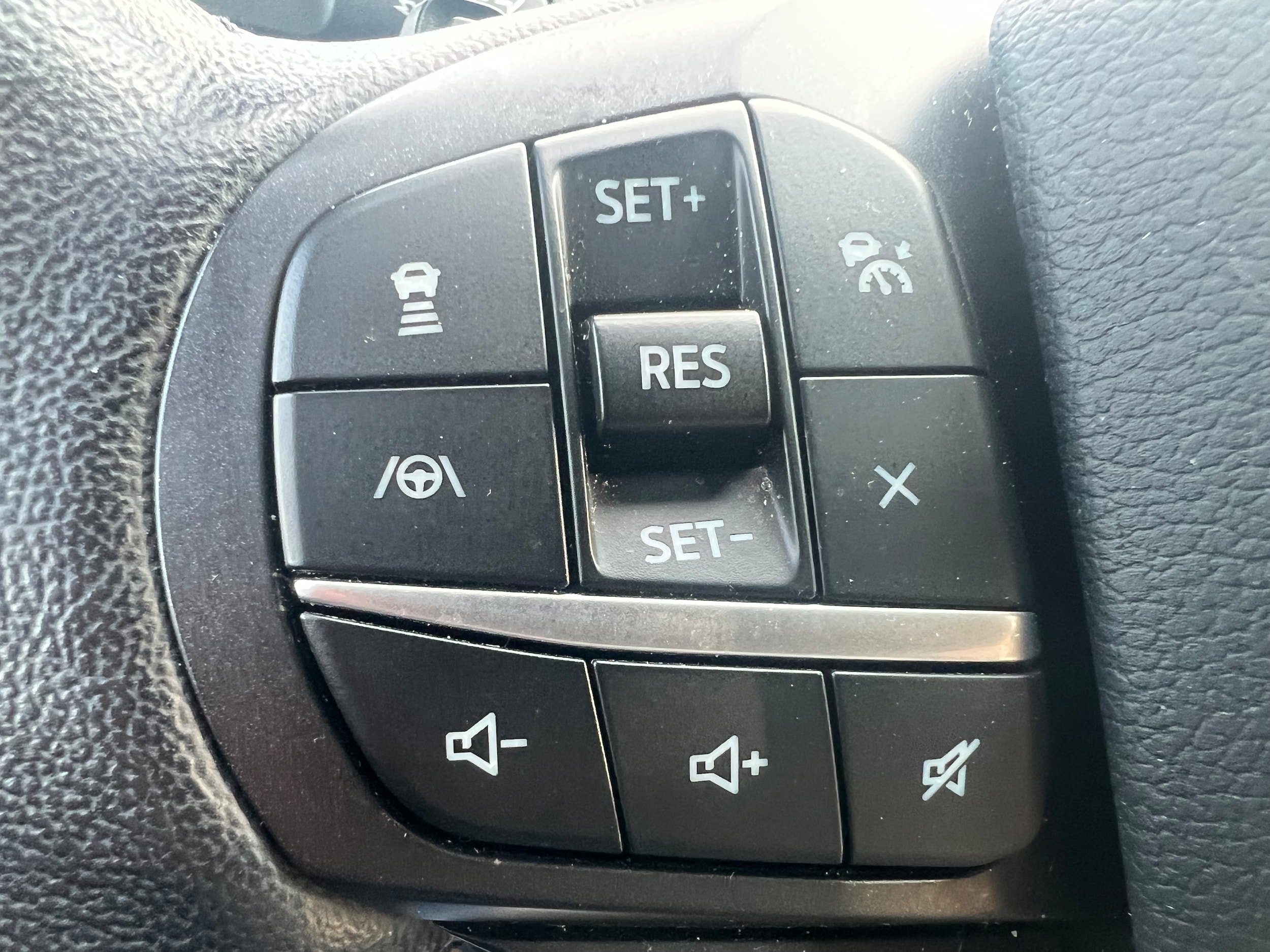 Used 2020 Ford Explorer XLT w/ Equipment Group 202A AWD/4WD image 21