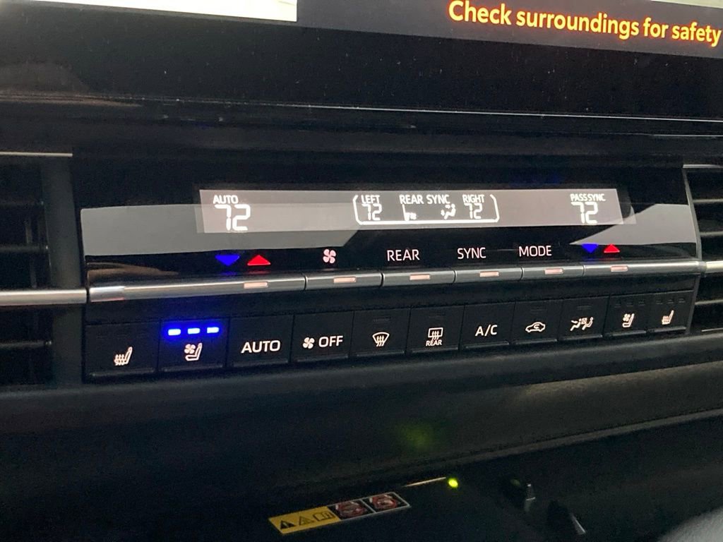 Used 2025 Toyota Sienna Platinum image 26