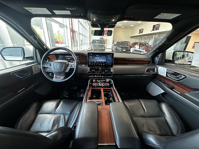 Certified 2024 Lincoln Navigator Reserve AWD/4WD image 3