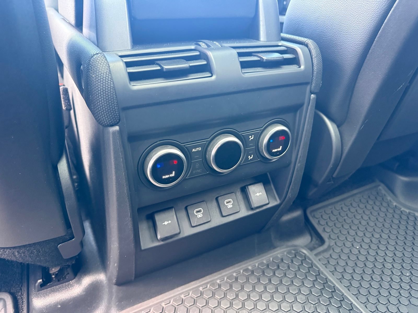 Used 2021 Land Rover Defender 110 X-Dynamic SE AWD/4WD image 33