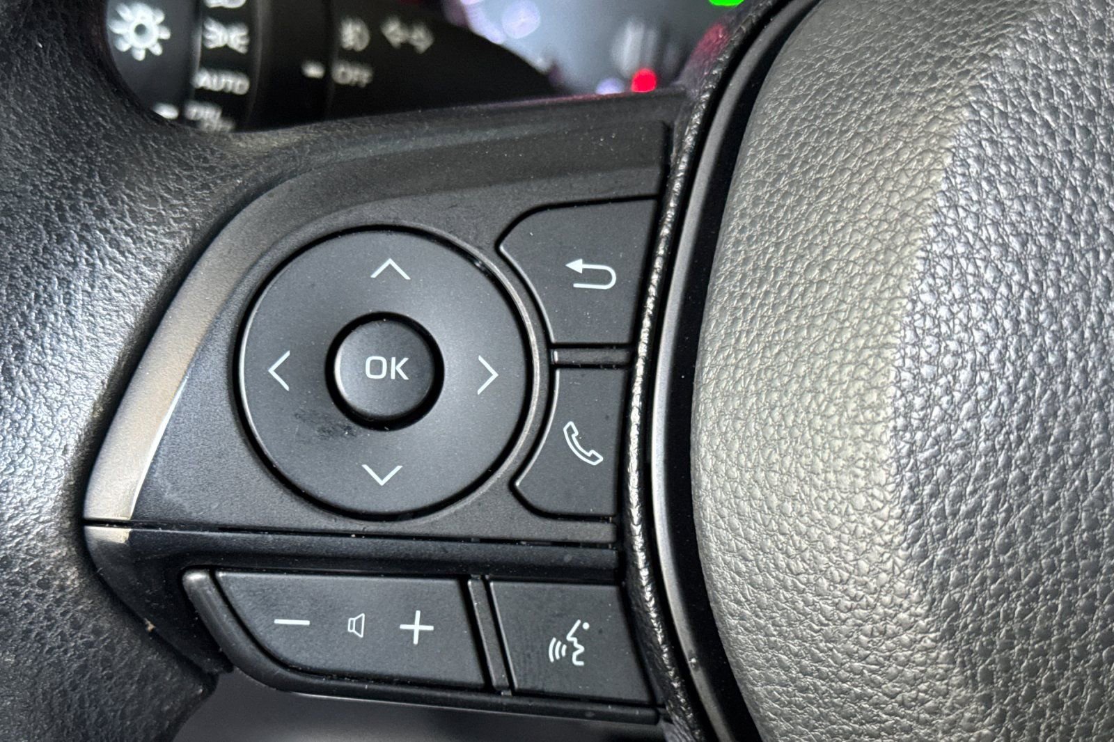 Used 2021 Toyota RAV4 XLE FWD image 31