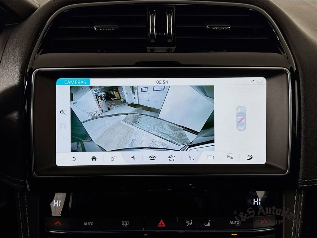 Used 2020 Jaguar F-PACE SVR image 19