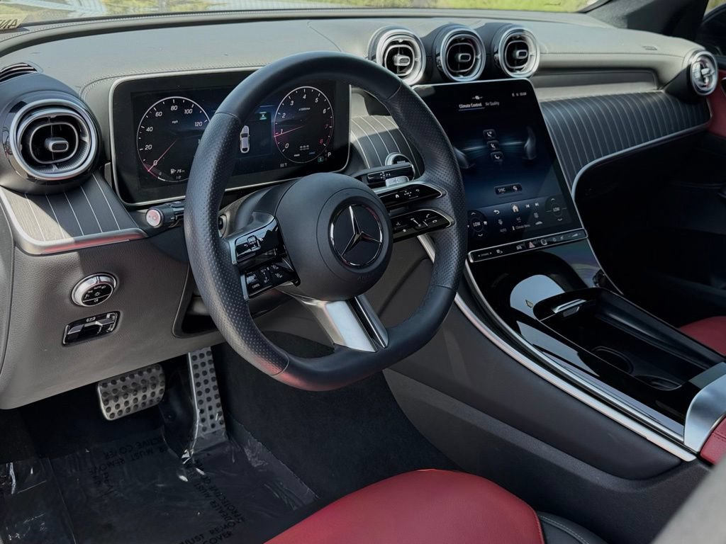 Used 2025 Mercedes-Benz GLC 300 4MATIC image 29