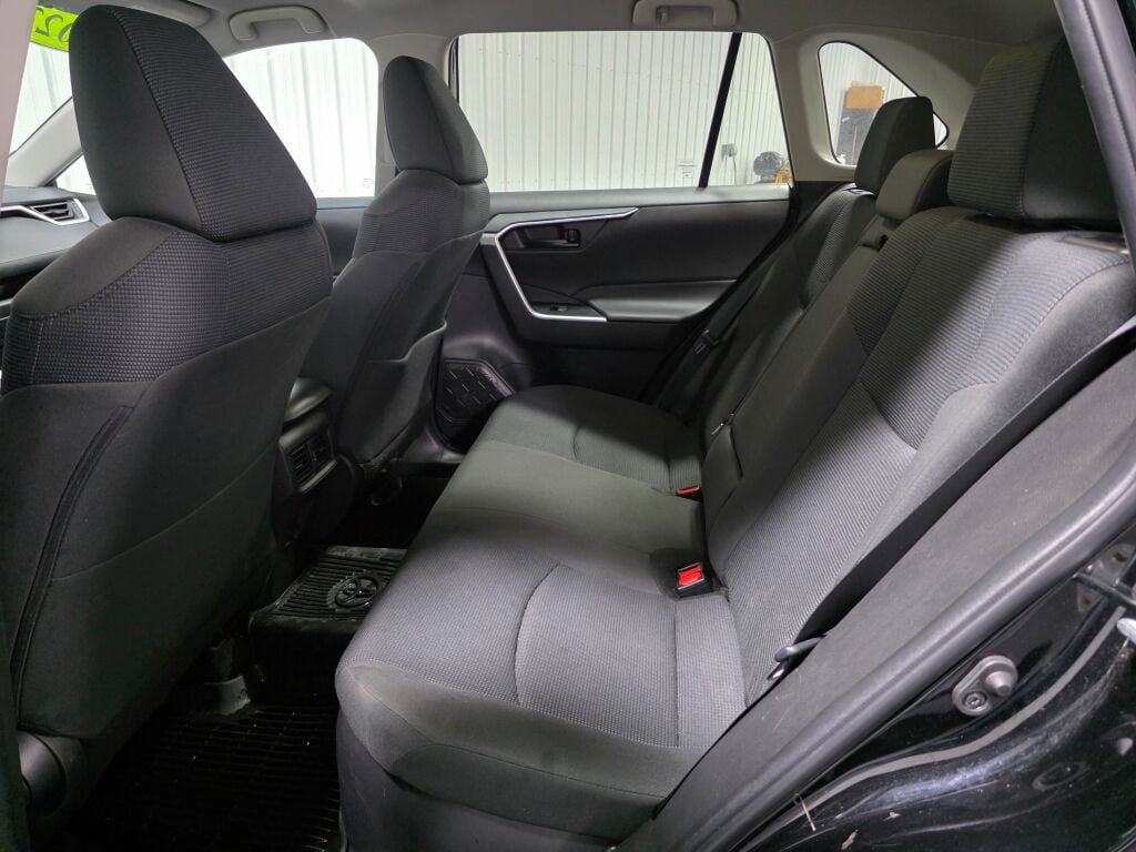 Used 2022 Toyota RAV4 LE AWD/4WD image 10