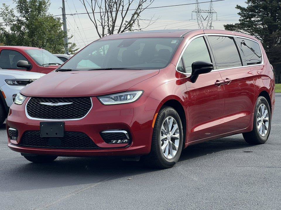 Used 2026 Chrysler Pacifica Limited FWD image 2