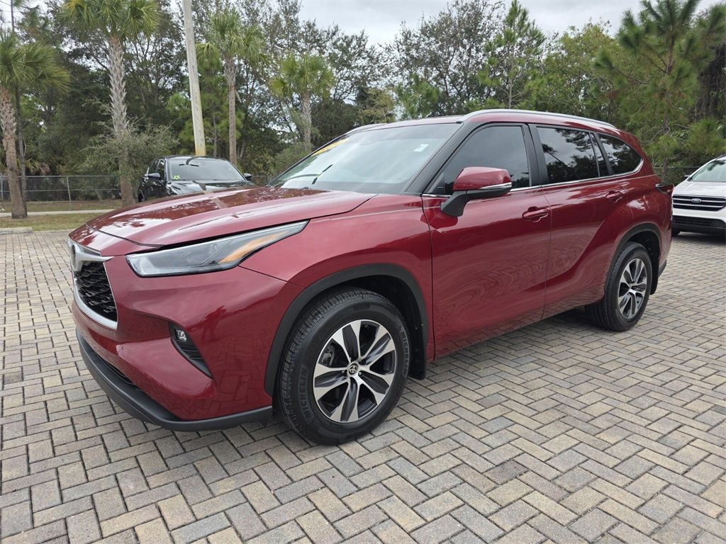 Certified 2024 Toyota Highlander XLE image 3