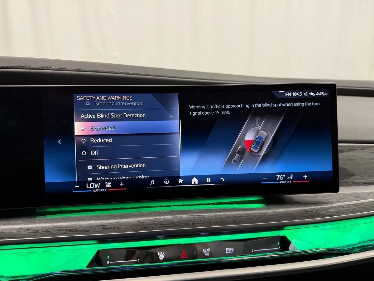 Used 2024 BMW 740i xDrive AWD/4WD image 21