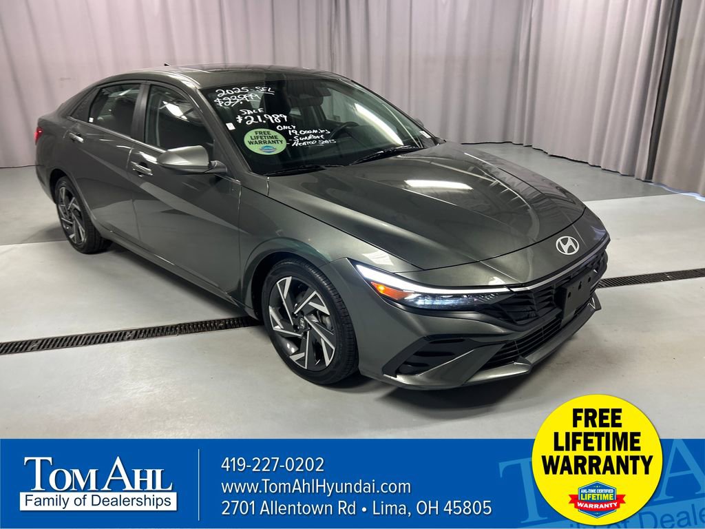 Used 2025 Hyundai Elantra SEL image 1