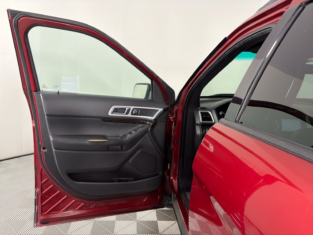 Used 2015 Ford Explorer Limited w/ Equipment Group 302A AWD/4WD image 10